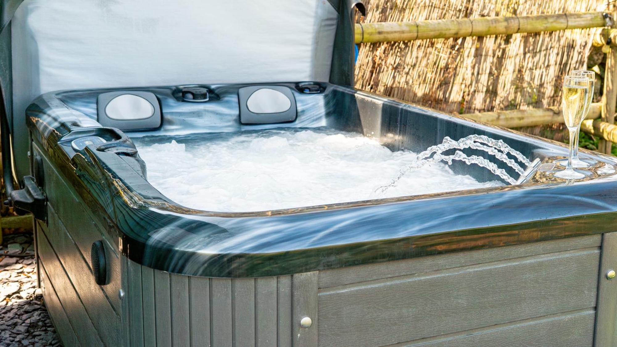 Lavender Retreat With Private Hot Tub Pension Upper Hulme Buitenkant foto