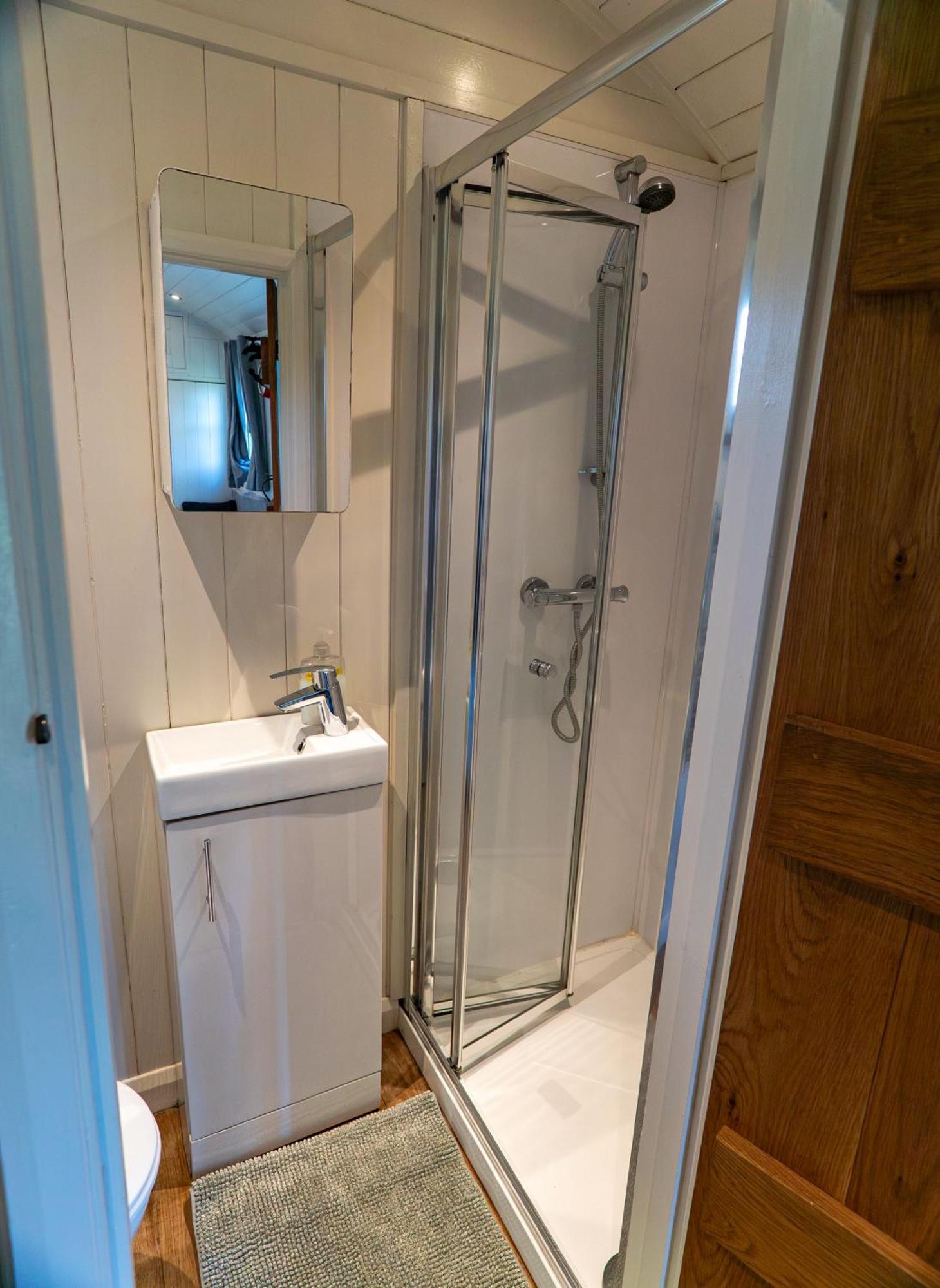 Lavender Retreat With Private Hot Tub Pension Upper Hulme Buitenkant foto