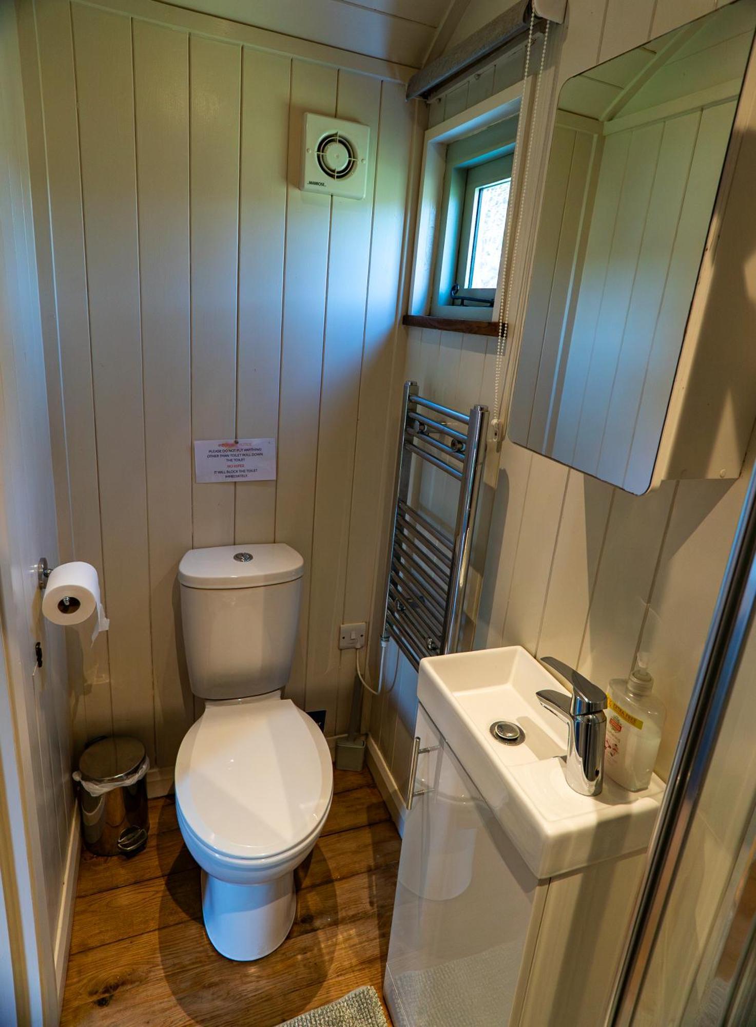 Lavender Retreat With Private Hot Tub Pension Upper Hulme Buitenkant foto