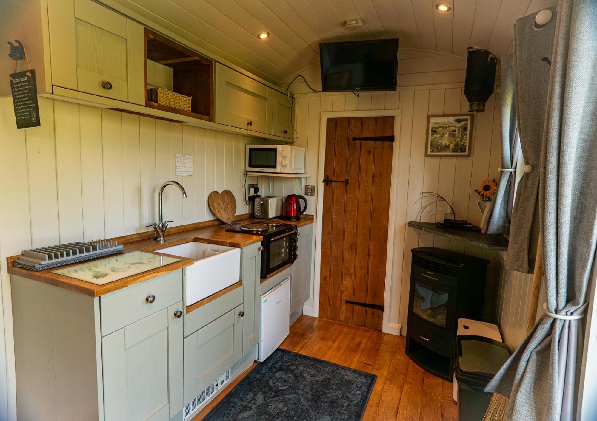 Lavender Retreat With Private Hot Tub Pension Upper Hulme Buitenkant foto